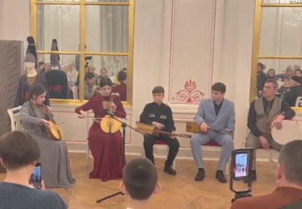 Мария Дзаурова представила чондарг